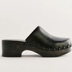 Reformation Rayna Closed Toe Clogs